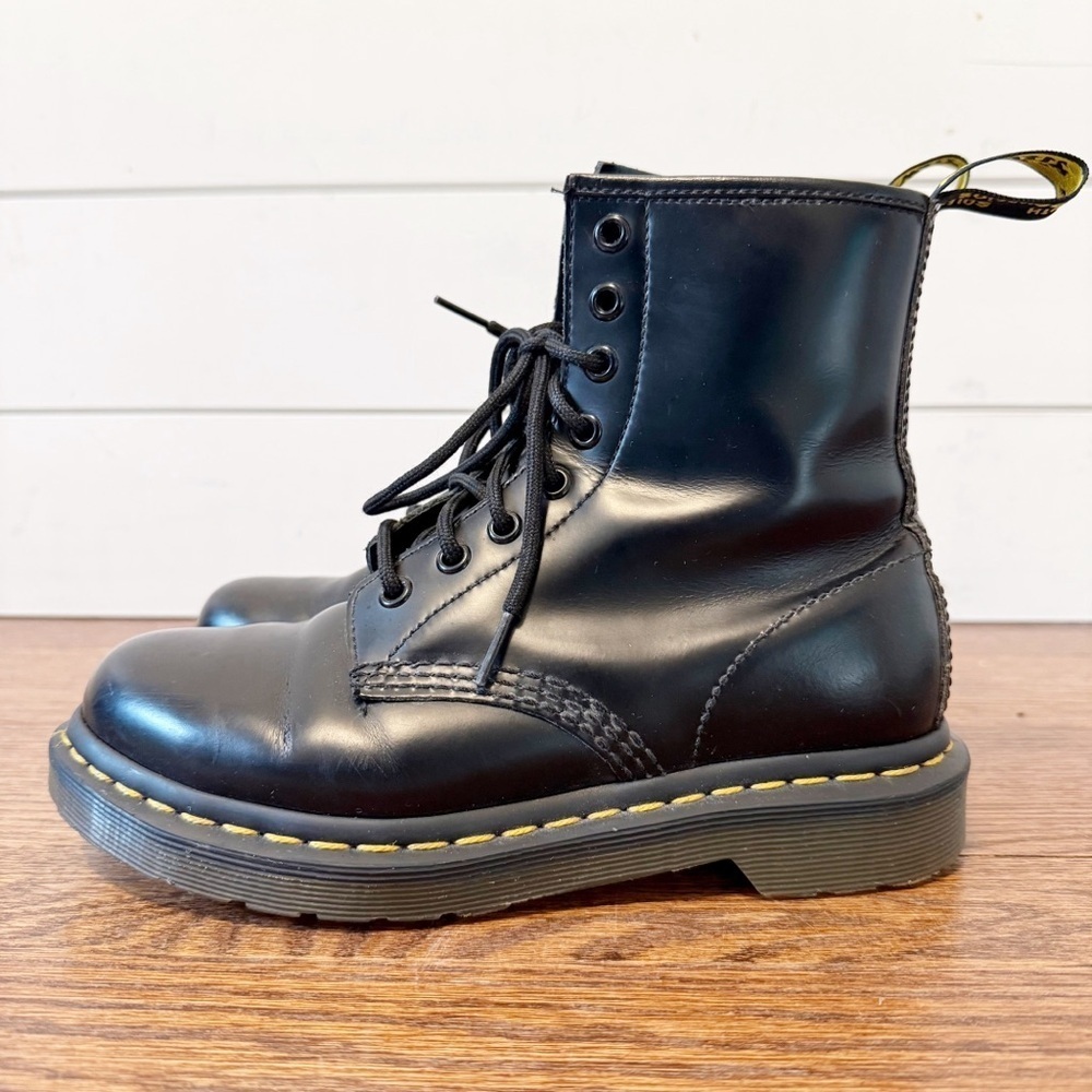 Dr. Martens | Women’s 1460 8-eye lace-up boots in black smooth leather Size 5